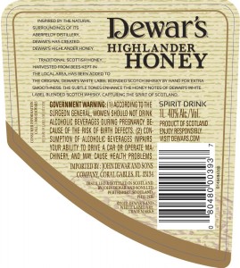 Dewar's Highlander Honey 的背面标签，显示其被指定为符合苏格兰法律的“烈酒”。