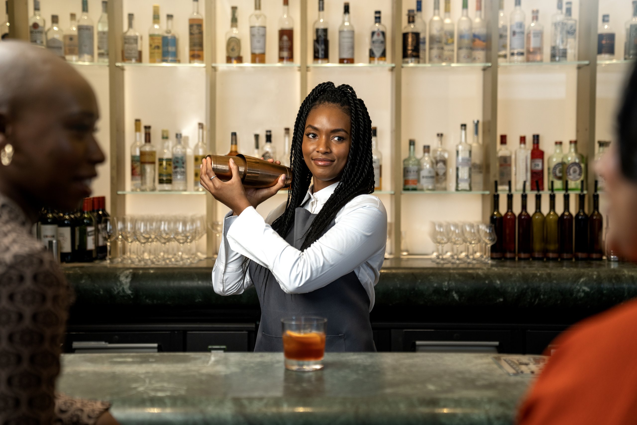 Female black bartender making whisky cocktails-0275 (credit OurWhisky Foundation_Jo Hanley)