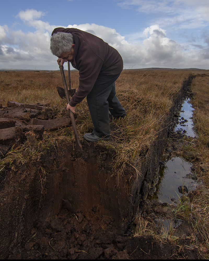 Iain McArthur digging peat on Islay, 2016. File photo ©2024, Mark Gillespie/CaskStrength Media.